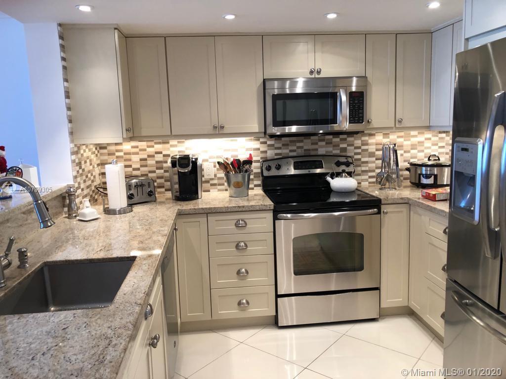 Apartamento Grande com varanda em Hallandale Beach - BOM PREçO! $179,900