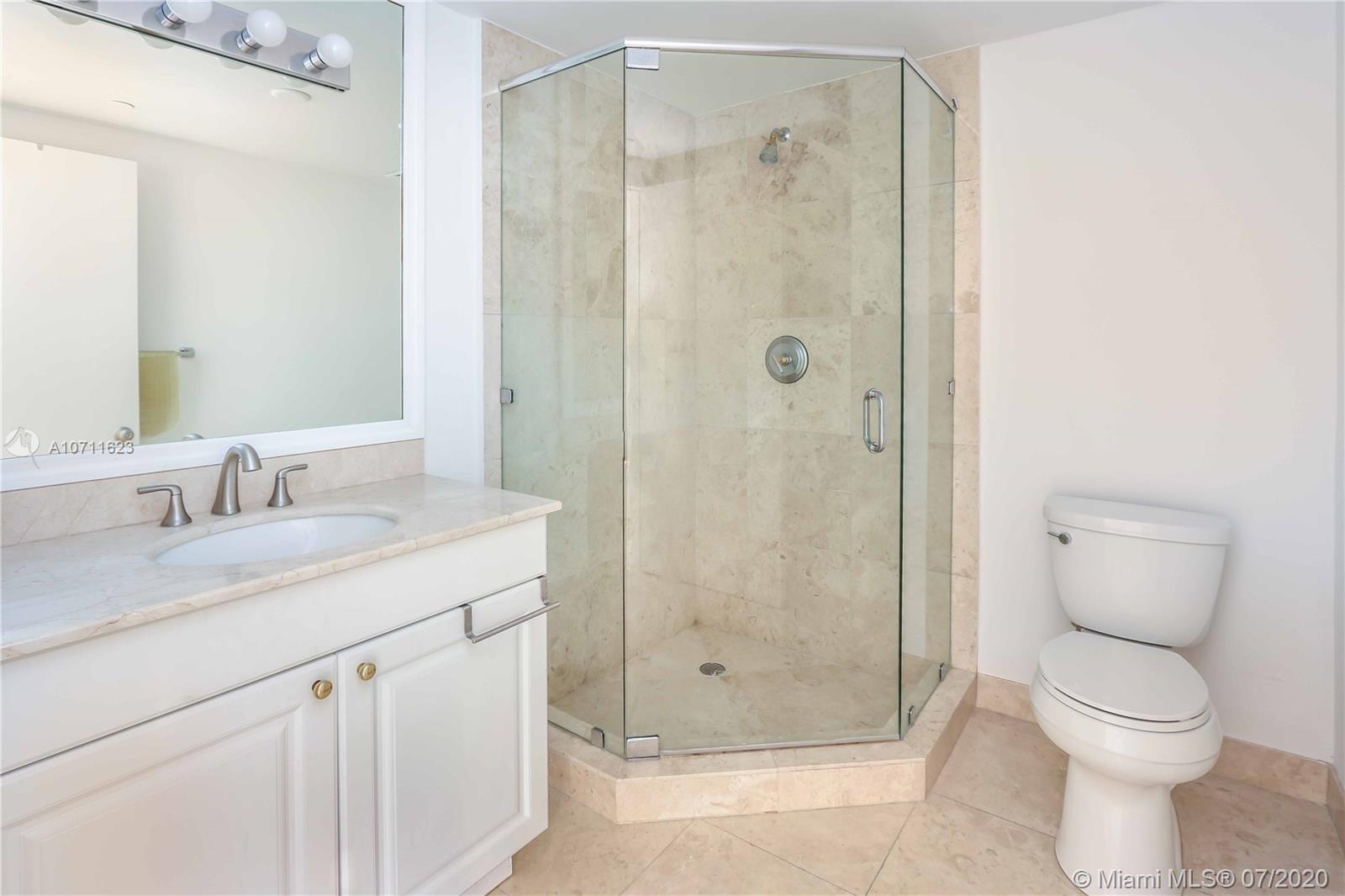 Apartamento Mobiliado no Turnberry On The Green - Aventura - 2 Dormitorios $329,000