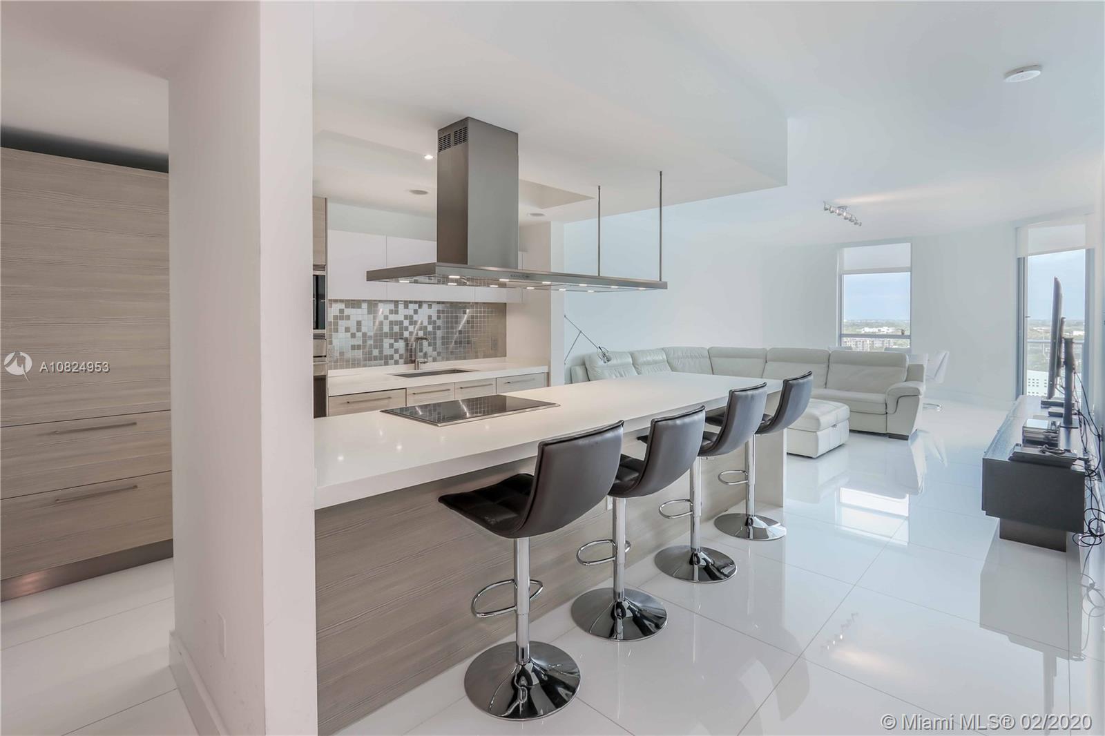 Apartamento a Venda no Marina Palms - $899,000