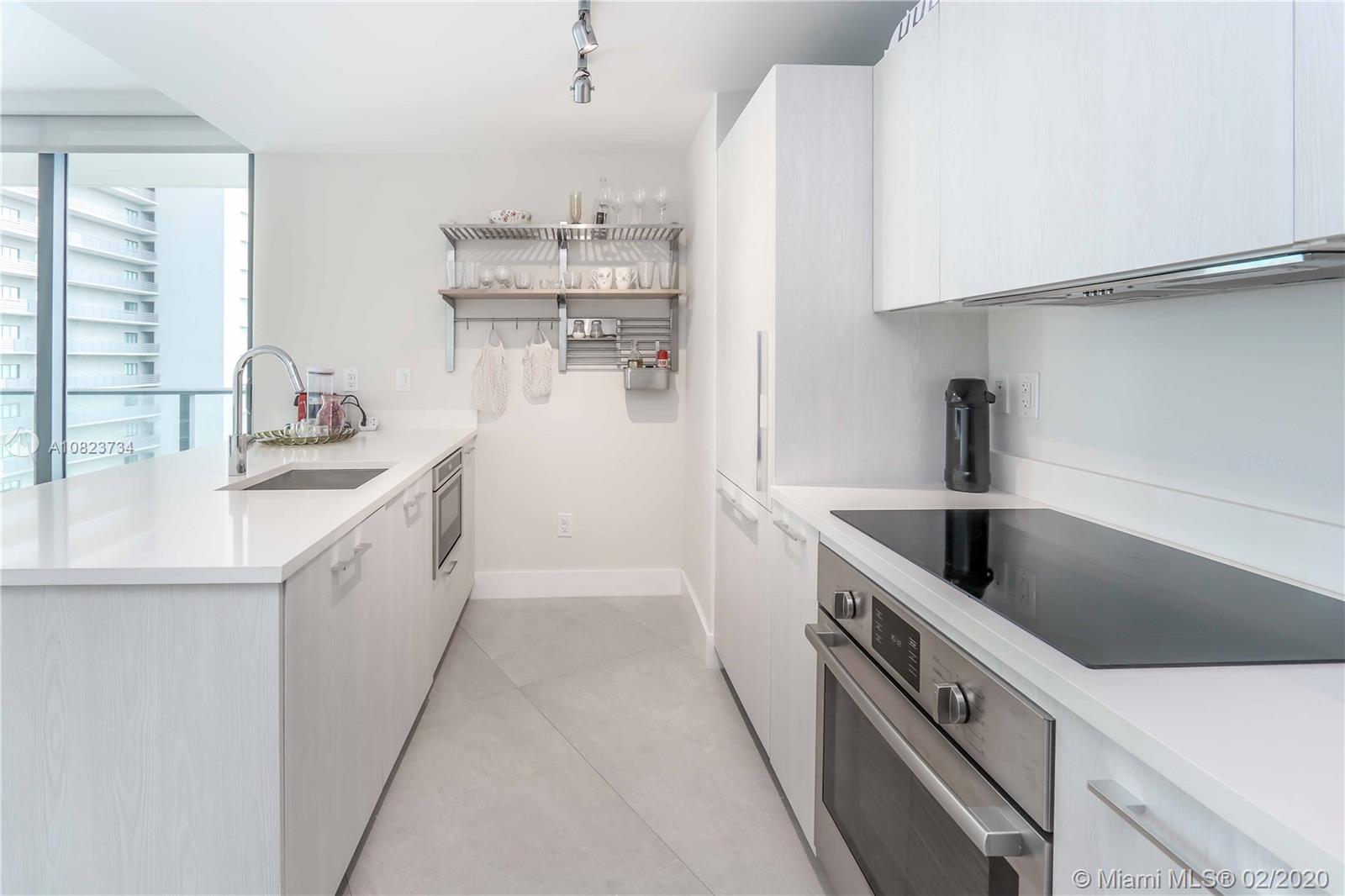 Apartamento a Venda no Paraíso Bayviews - Centro de Miami - $620,000