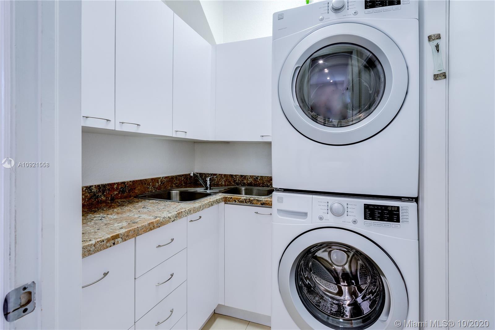 Casa Geminada a Venda com dock particular para guardar barco – Hollywood $1,175,000