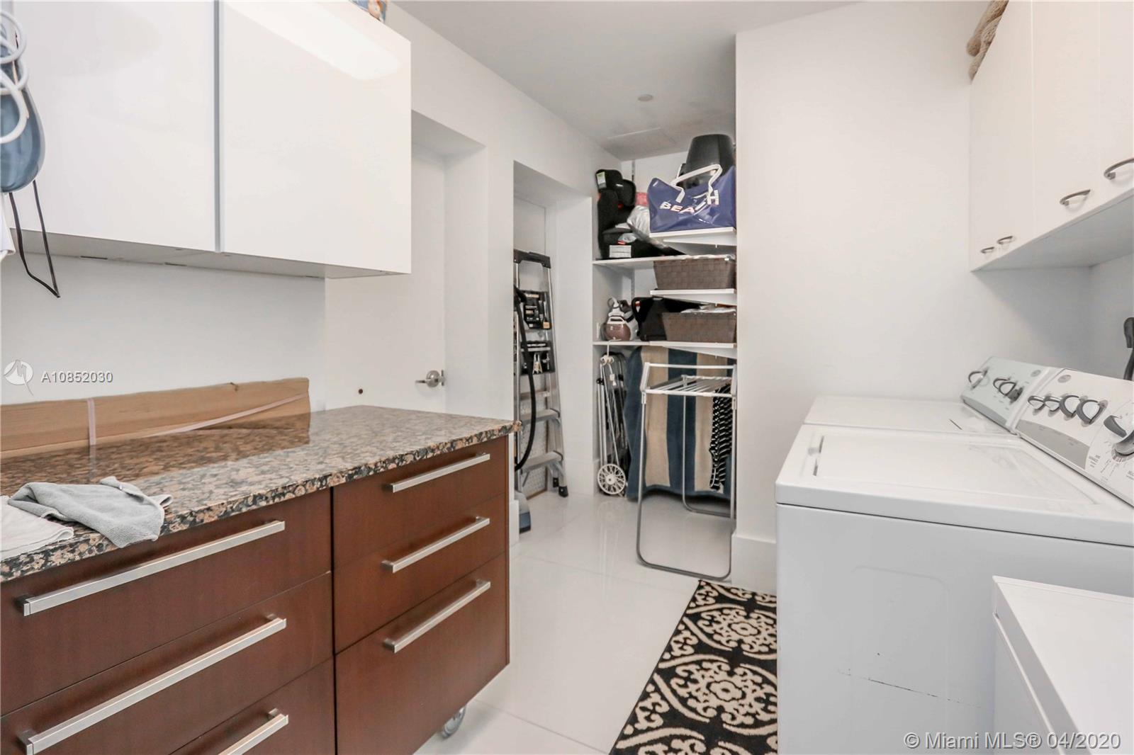 Apartamento de Alto Luxo em Frente a Praia - Trump Towers - Sunny Isles Beach $2,190,000