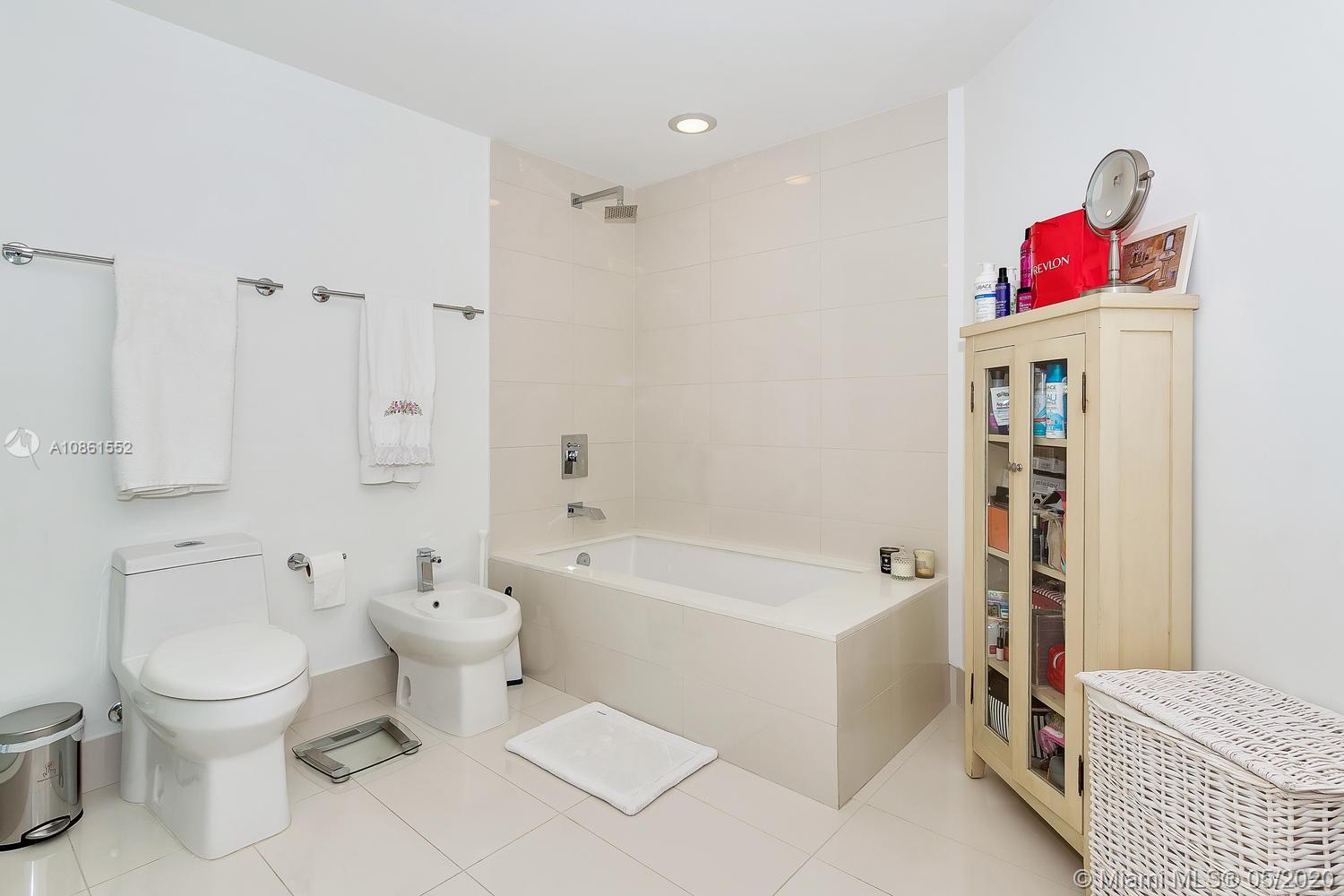 Apartamento a Venda no SLS Brickell - Downtown / Centro do Cidade $699,000
