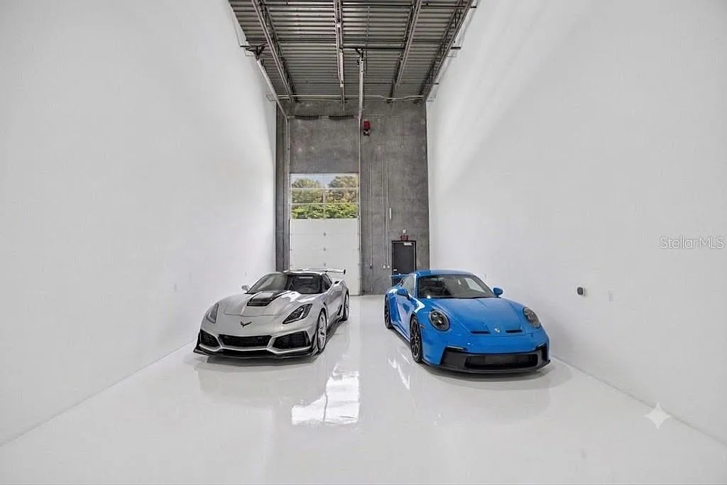 Garagem Particular na pista de corrida The Motor Enclave - Tampa, Florida $458,990 Garagem Particular na pista de corrida The Motor Enclave - Tampa, Florida $458,990