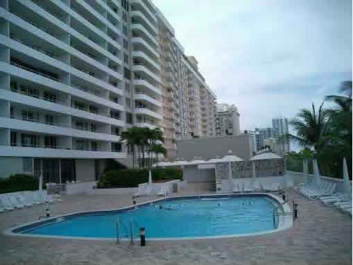 Apartamento de 2 quartos em frente a praia - Collins Ave - Millionaires Row - Miami Beach $449,000