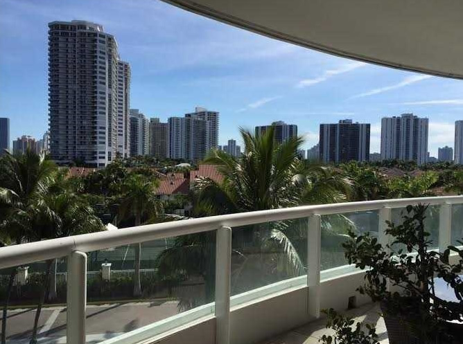 Apartamento Lindo de 2 quartos com Vista do Mar em Aventura - Miami $289,000