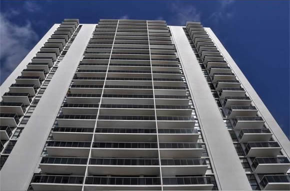 Apto reformado com varanda em Aventura - Miami (2 quartos) $276,000