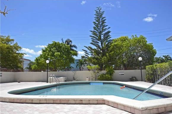 Apartamento em Miami Beach - 2 quartos / 2 banheiros - $250,000