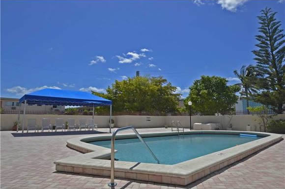 Apartamento em Miami Beach - 2 quartos / 2 banheiros - $250,000