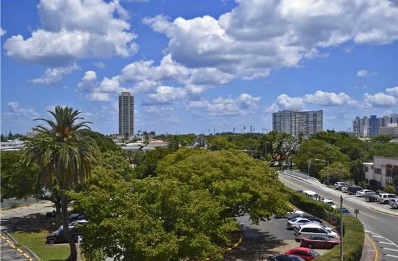Apartamento em Miami Beach - 2 quartos / 2 banheiros - $250,000