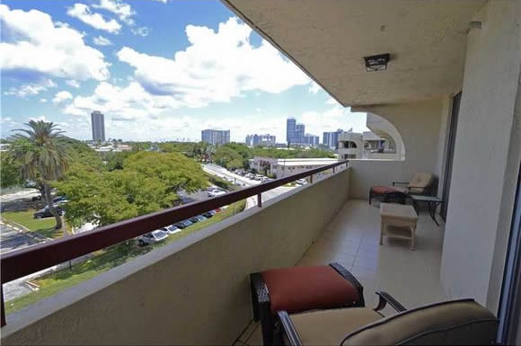 Apartamento em Miami Beach - 2 quartos / 2 banheiros - $250,000