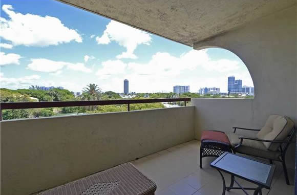Apartamento em Miami Beach - 2 quartos / 2 banheiros - $250,000
