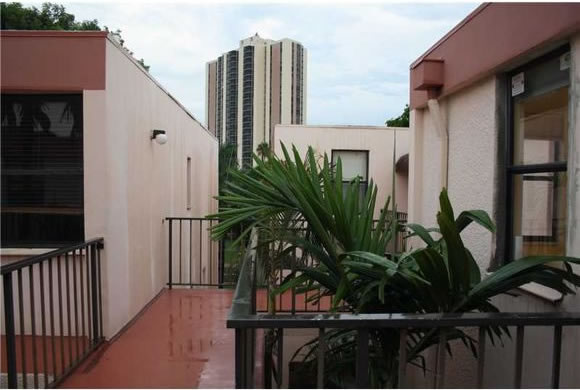 Apartamento Reformado de 2 Quartos com Vista para o Mar em Aventura - Miami $240,000