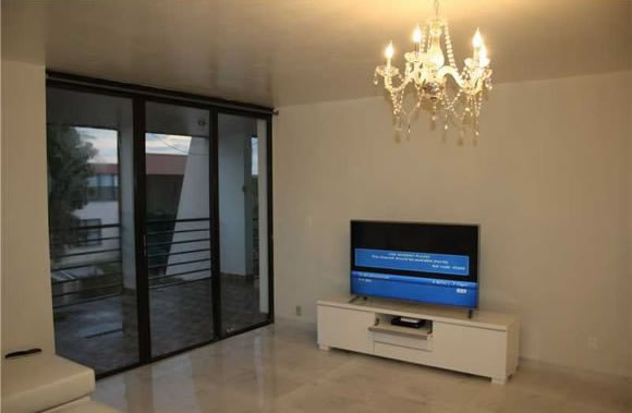 Apartamento Reformado de 2 Quartos com Vista para o Mar em Aventura - Miami $240,000