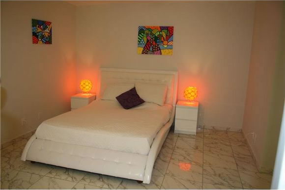 Apartamento Reformado de 2 Quartos com Vista para o Mar em Aventura - Miami $240,000