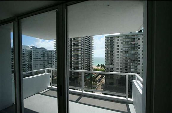 Apartamento chique de 2 Quartos com varanda no Millionaires Row - Collins Ave - Miami Beach $339,000