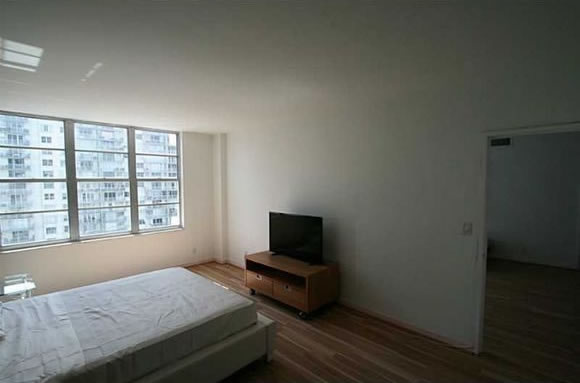 Apartamento chique de 2 Quartos com varanda no Millionaires Row - Collins Ave - Miami Beach $339,000