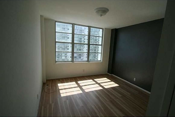 Apartamento chique de 2 Quartos com varanda no Millionaires Row - Collins Ave - Miami Beach $339,000