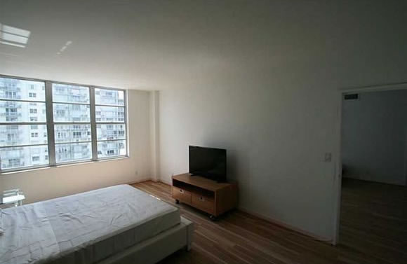Apartamento chique de 2 Quartos com varanda no Millionaires Row - Collins Ave - Miami Beach $339,000