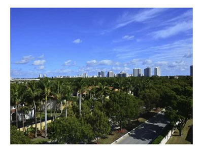 Apto reformado com varanda em Aventura - Miami (2 quartos) $276,000