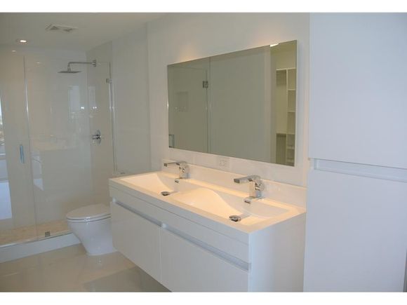 Apartamento em Aventura -Miami - Chique! todo branquinho - 2 dormitorios - $370,000
