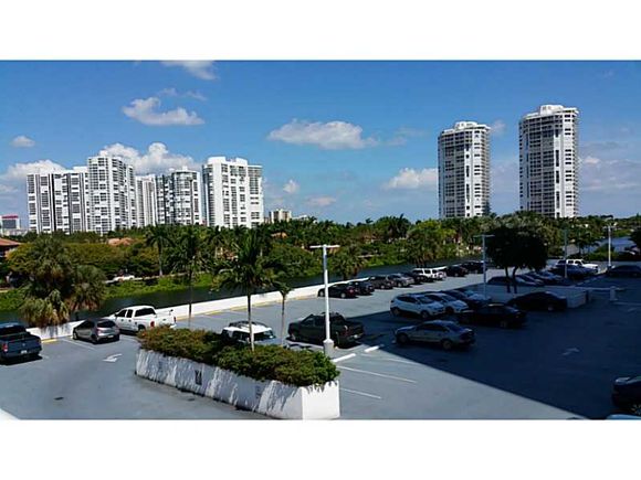 Apartamento reformado em Aventura Miami perto da praia - $300,000