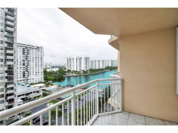 Apartamento mobiliado com visto do Intercoastal - Miami- $250,000 