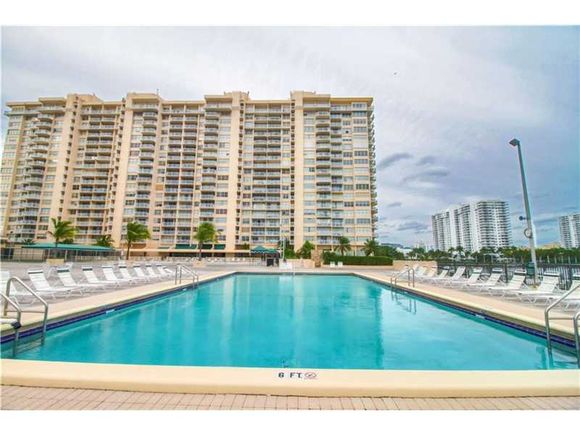 Apartamento mobiliado com visto do Intercoastal - Miami- $250,000 