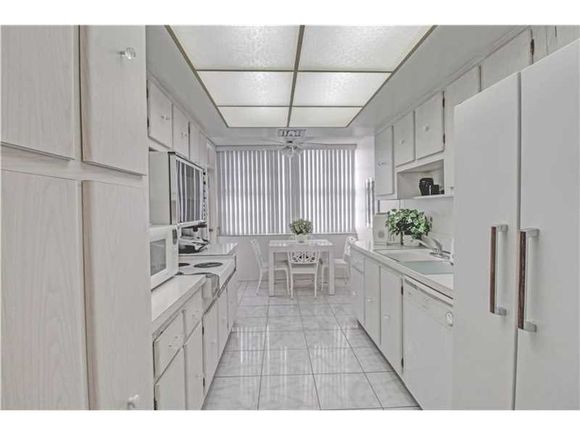 Apartamento mobiliado com visto do Intercoastal - Miami- $250,000 