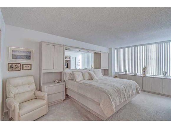 Apartamento mobiliado com visto do Intercoastal - Miami- $250,000 