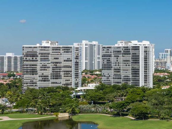 AApartamento em predio de luxo com visto do Intercoastal - Miami - $265,000